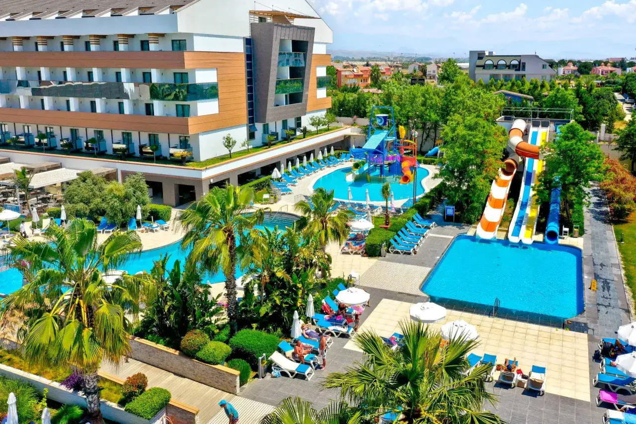 Wspaniały resort z basenami i zjeżdżalniami. Wiele osób odpoczywa na leżakach. Warto sprawdzić terrace elite resort opinie przed rezerwacją.