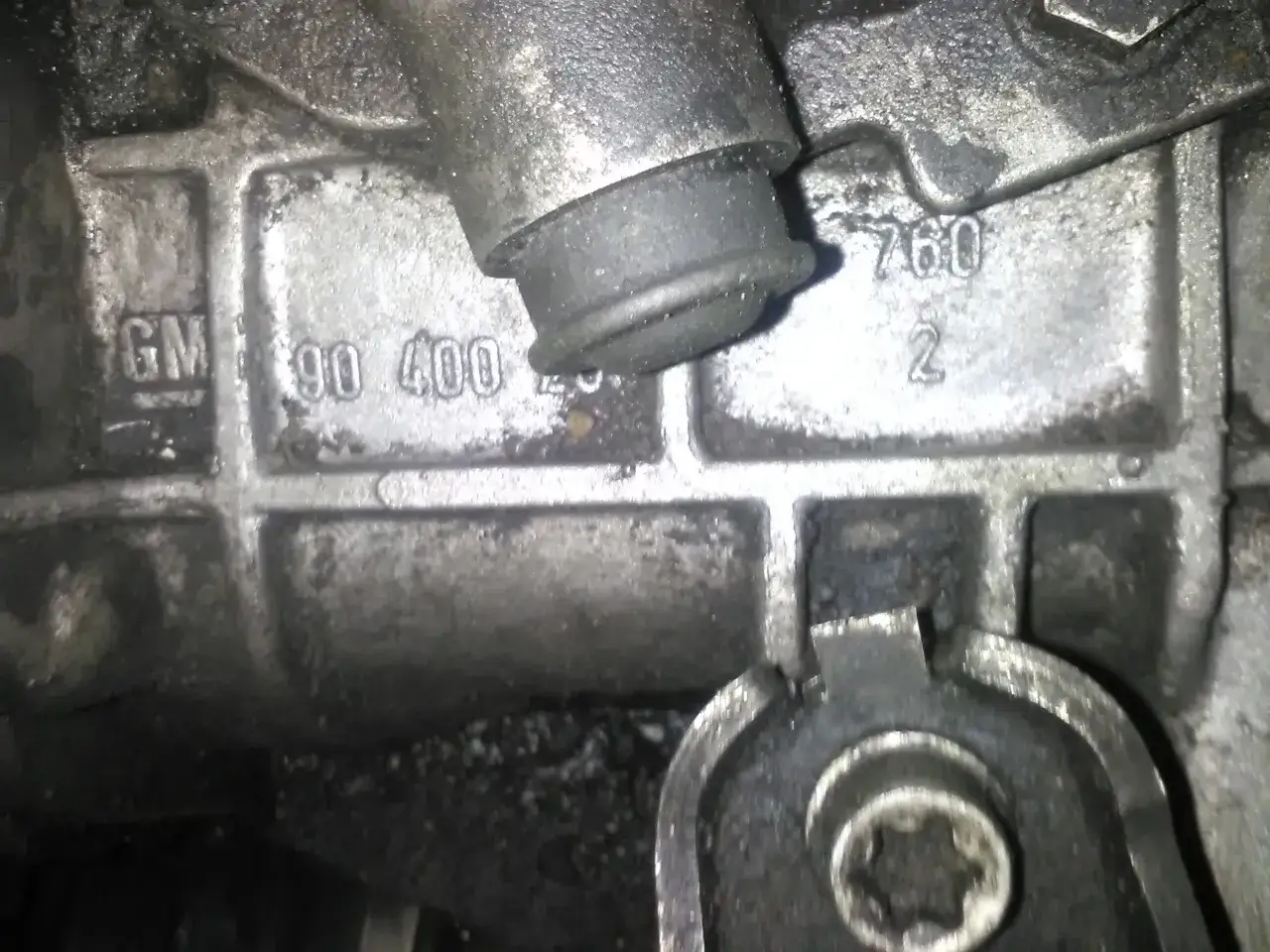 Zdjęcie Gdzie jest numer skrzyni biegów Opel? Znajdź go bez trudu w pojeździe