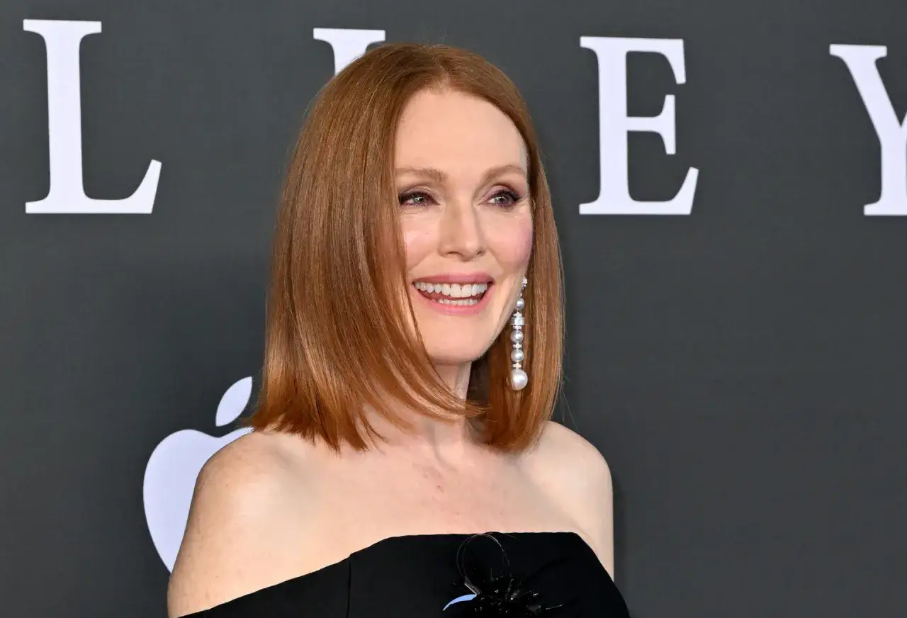 Julianne Moore sonr&iacute;e con un corte de pelo bob pelirrojo, un ejemplo de cortes de pelo que quitan a&ntilde;os.