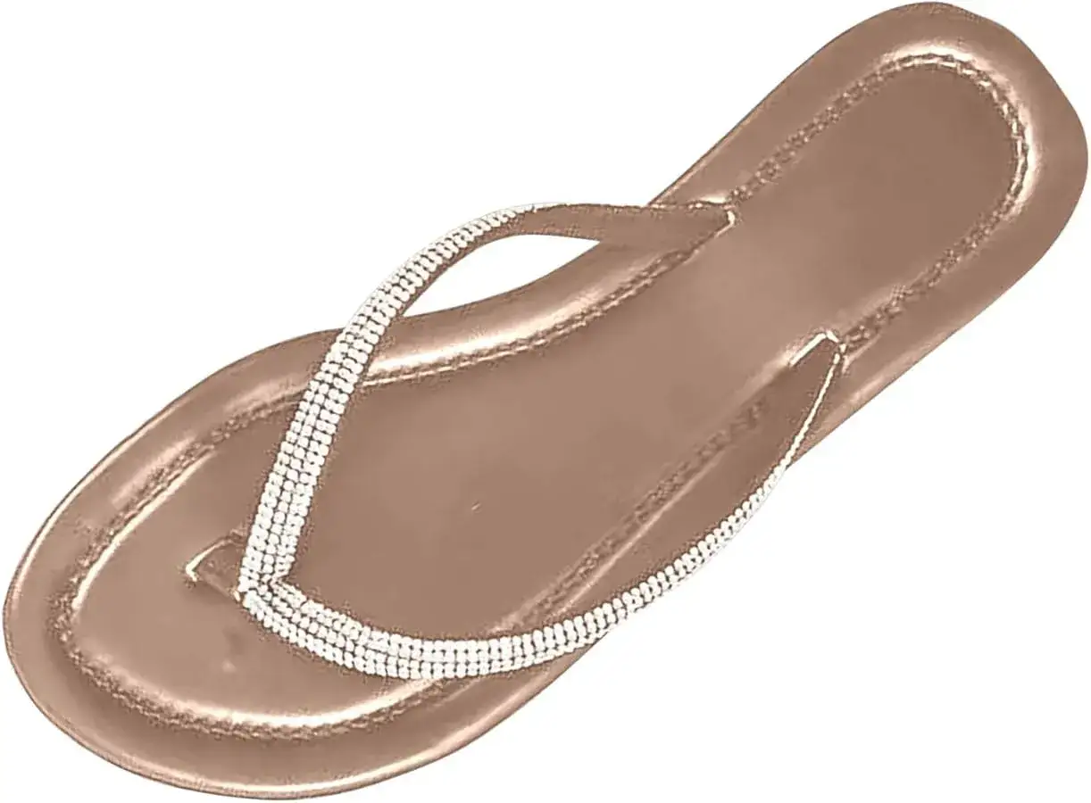 Sandalias tendencia en tono bronce con tiras adornadas con pedrería. Perfectas para un look veraniego y chic.
