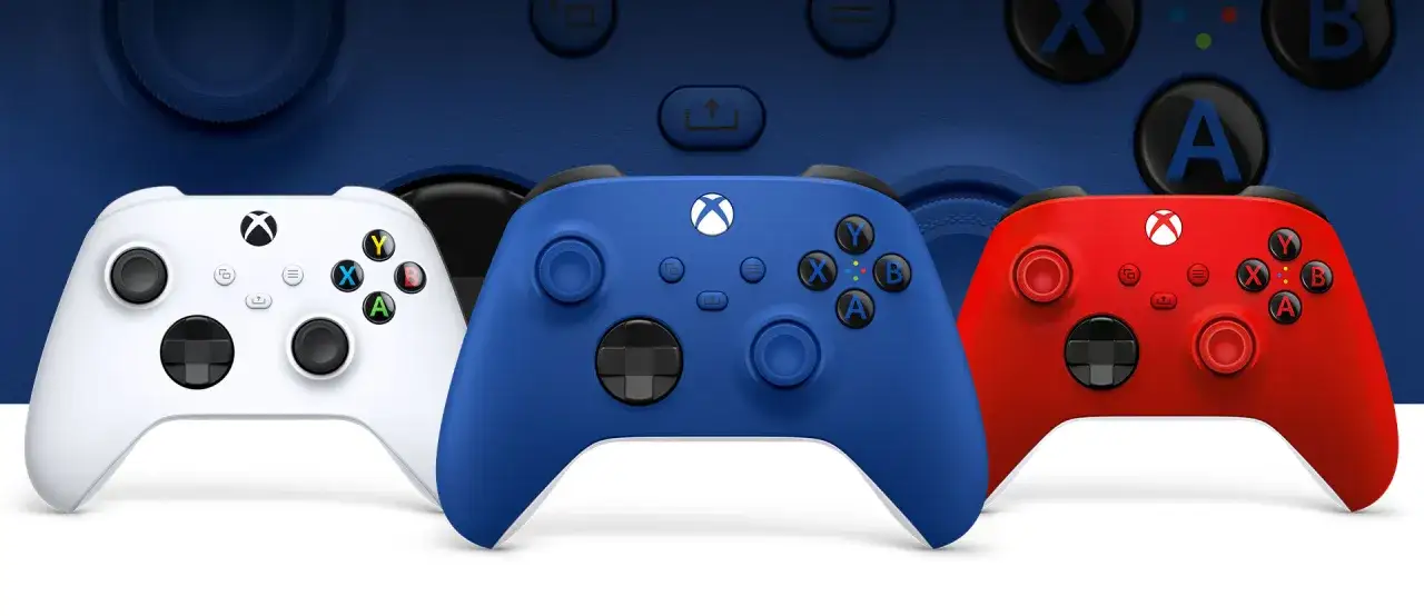 Trzy kontrolery Xbox: biały, niebieski i czerwony. Idealne do wspólnej gry dla par Xbox.