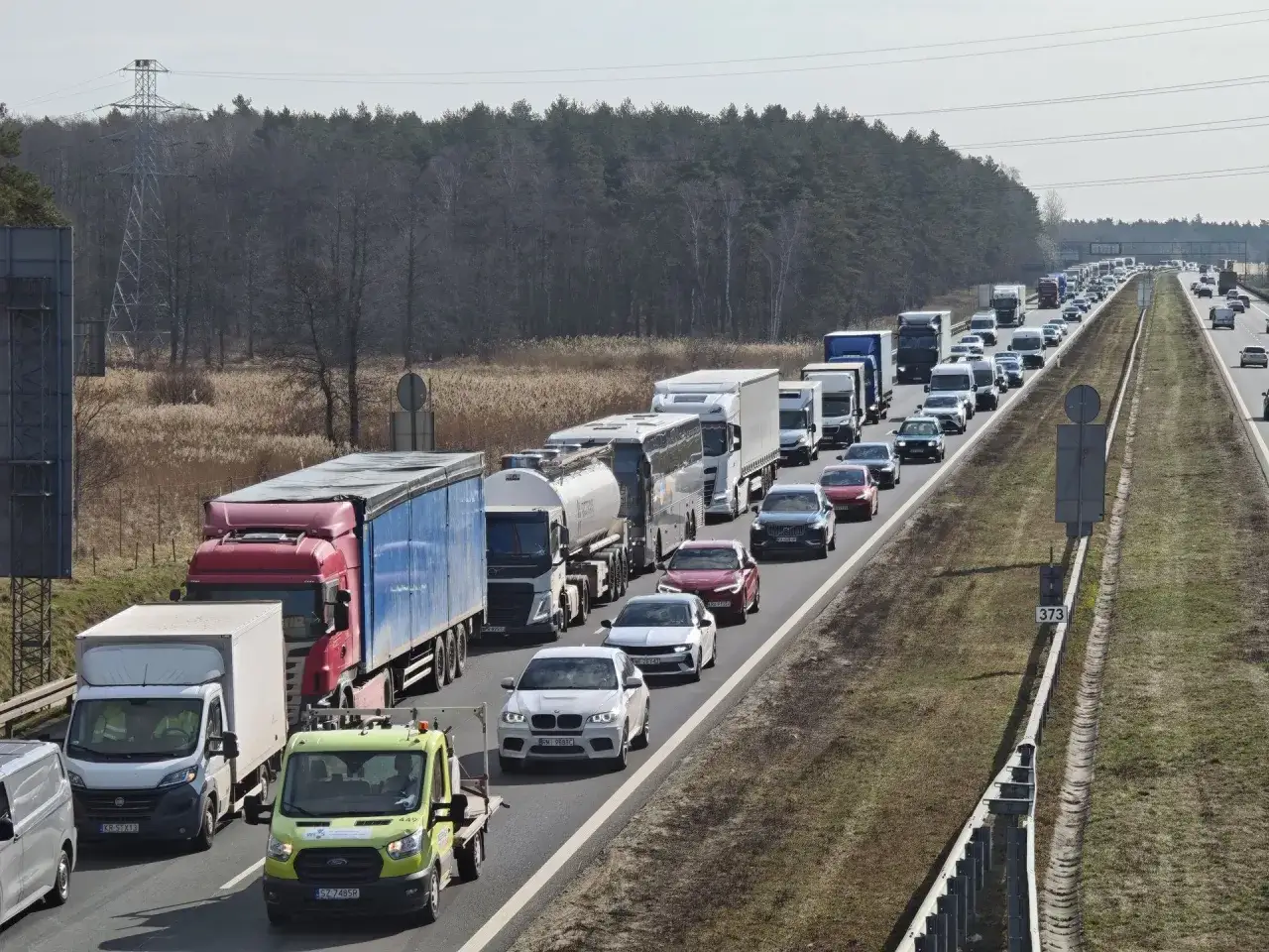 Korek na autostradzie A4, Katowice-Kraków. Długi sznur ciężarówek i samochodów osobowych, widok z góry.