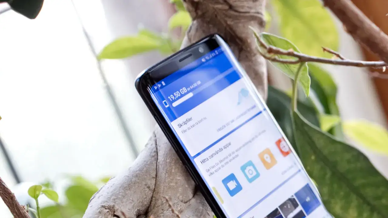 En Android-mobil visar hur man kan rensa mobilen. 19,50 GB är upptaget, och appen föreslår att ta bort skräpfiler och oanvända appar.