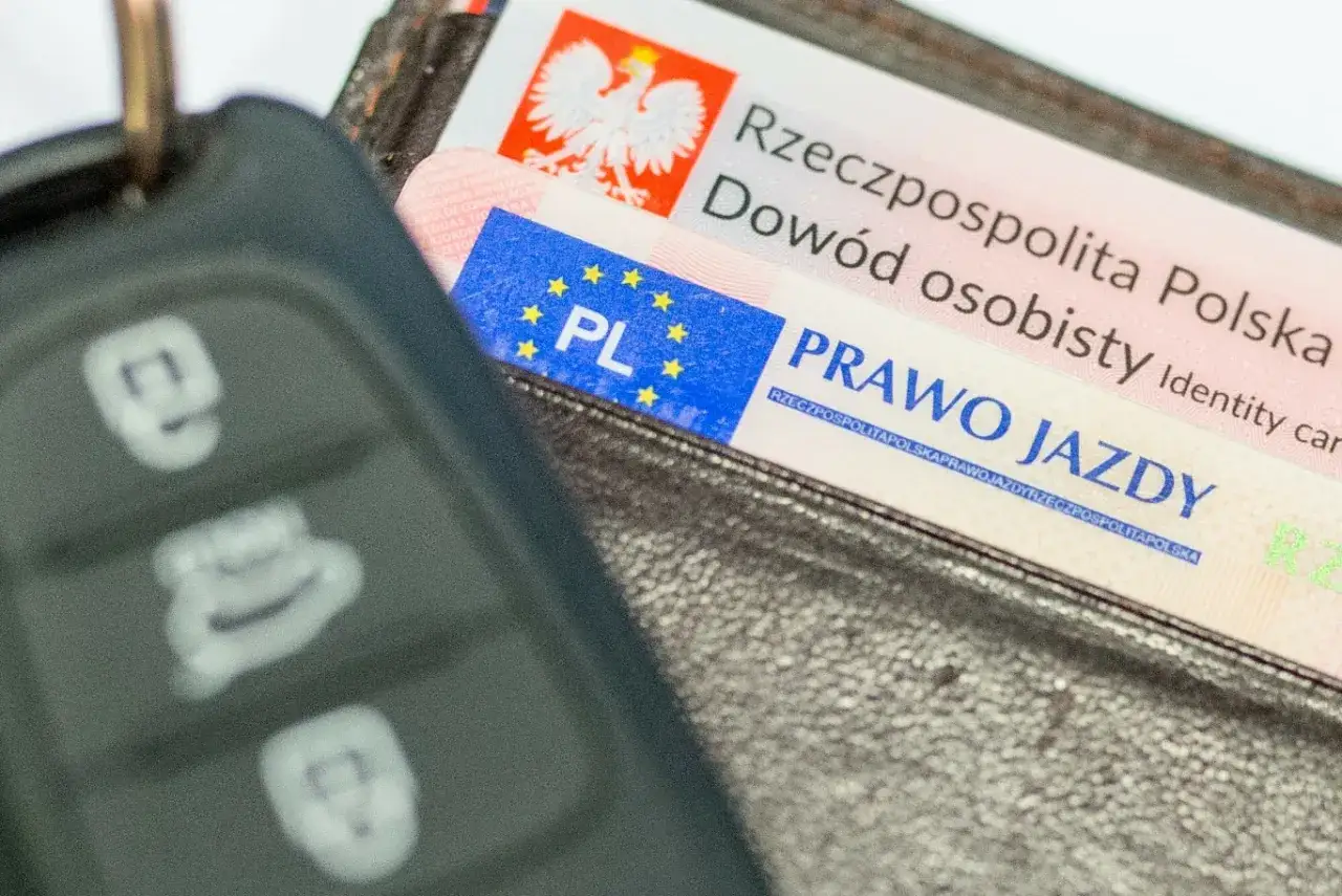 Kluczyk samochodowy i polskie dokumenty: dowód osobisty i prawo jazdy. Chcesz wiedzieć, jak sprawdzić ile masz punktów karnych?