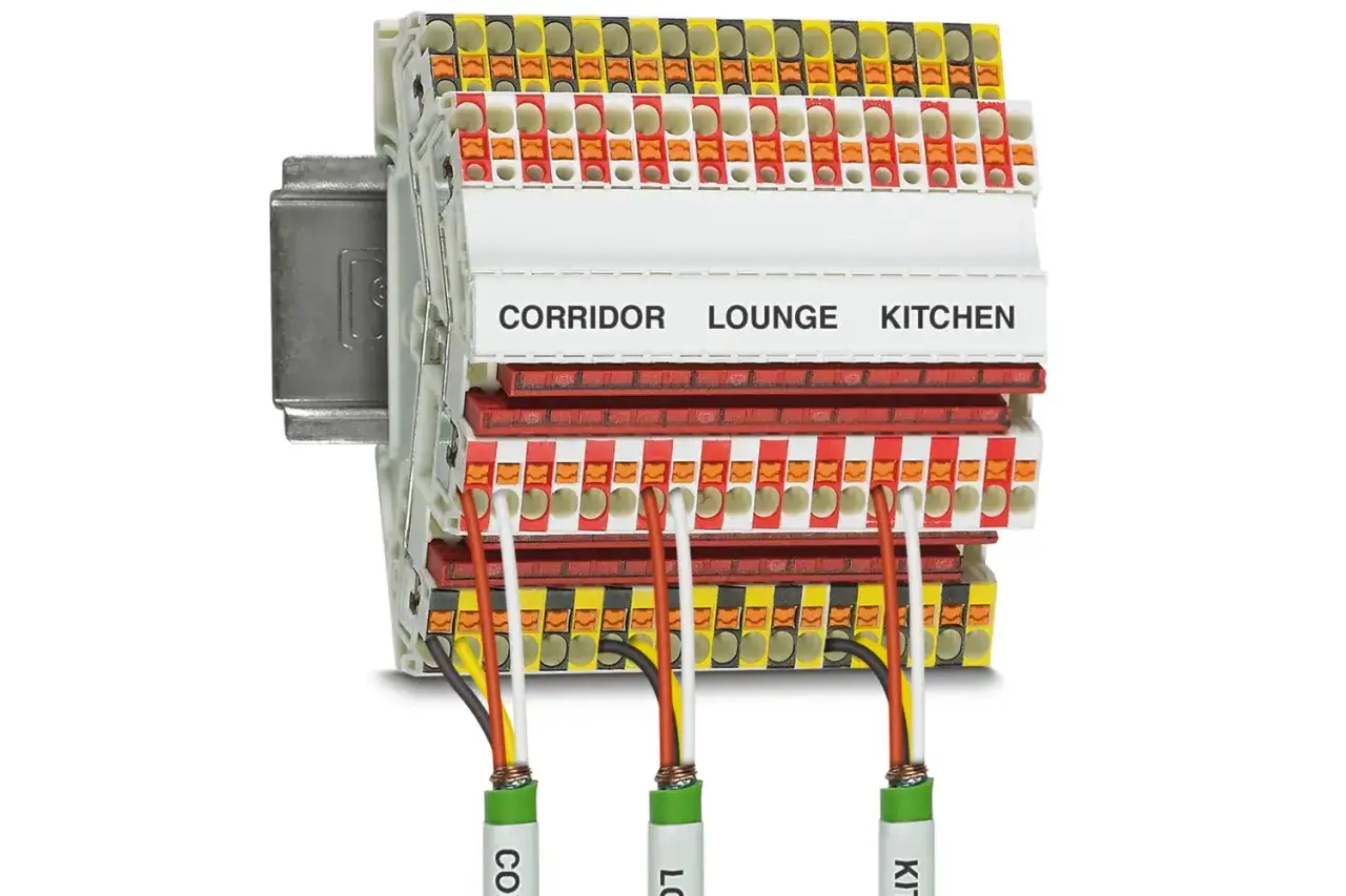 Różne rodzaje konektorów elektrycznych do instalacji domowych: korytarz, salon, kuchnia.