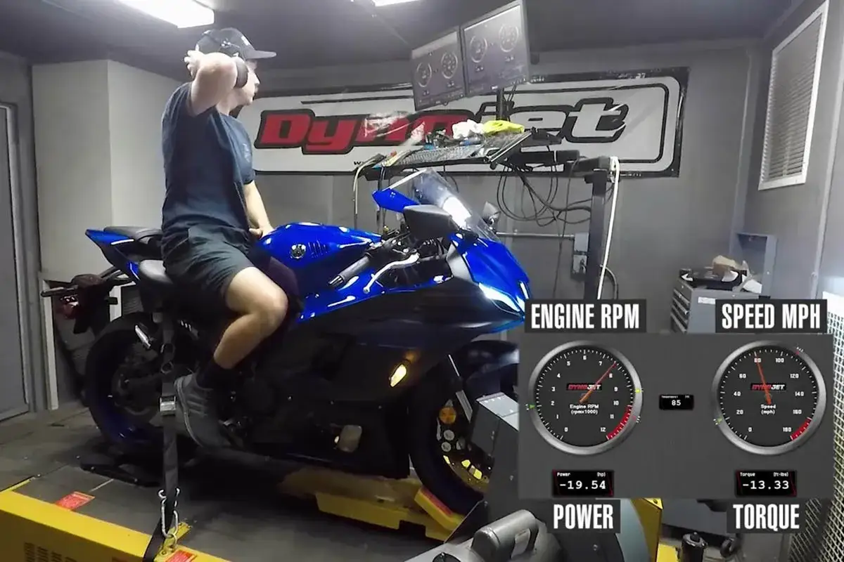 Hombre en moto Yamaha R7 azul en dinam&oacute;metro, midiendo caballos de fuerza.