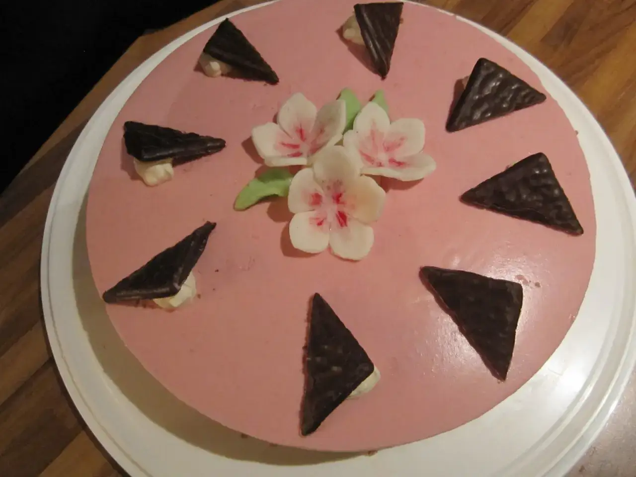 Rosa tårta med blommor och After Eight-mousse-bitar som dekoration.