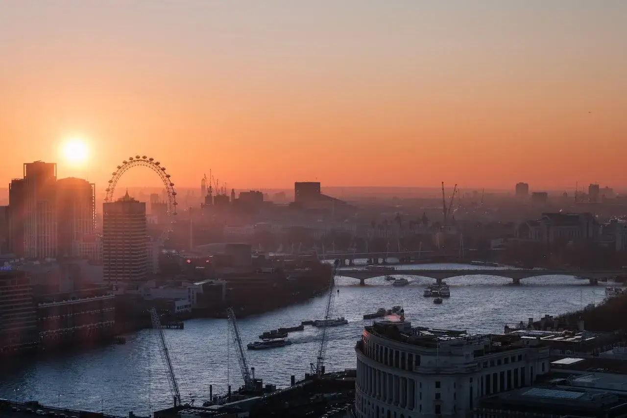 London Eye i solnedg&aring;ngen. Visste du att London Eye &auml;r 135 meter h&ouml;gt?