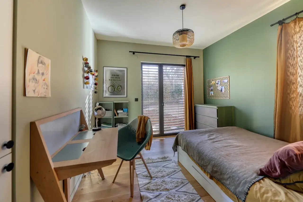 Peinture chambre fille ado : un espace cosy avec bureau en bois, lit confortable et déco murale personnalisée.