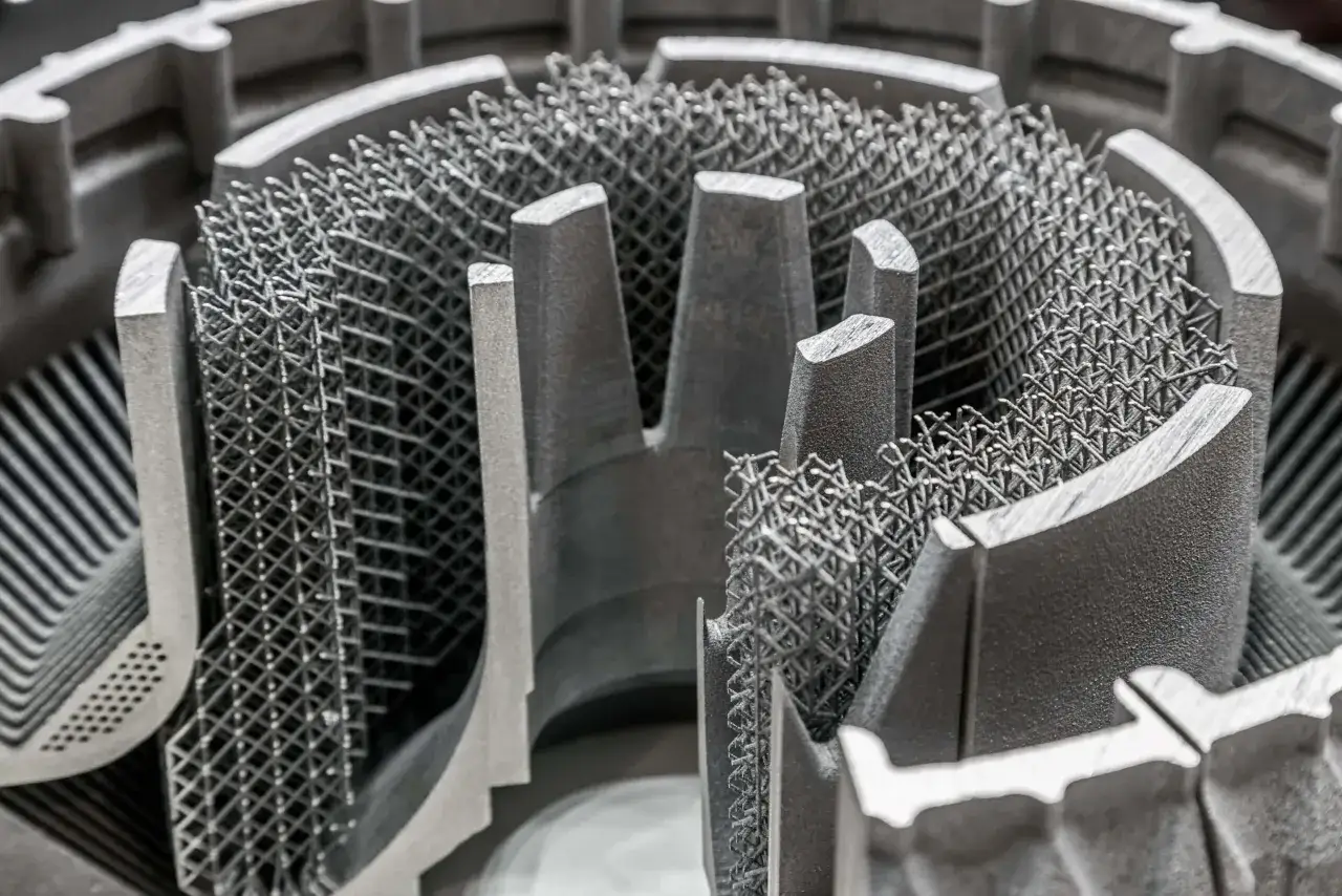 Metalowy element z siatkową strukturą, pokazujący możliwości druku 3D w przemyśle.
