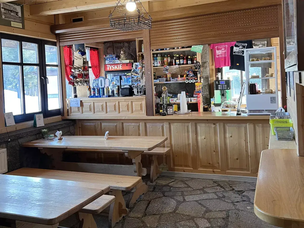 Wnętrze schroniska PTTK Stare Wierchy, jedzenie i jadalnia