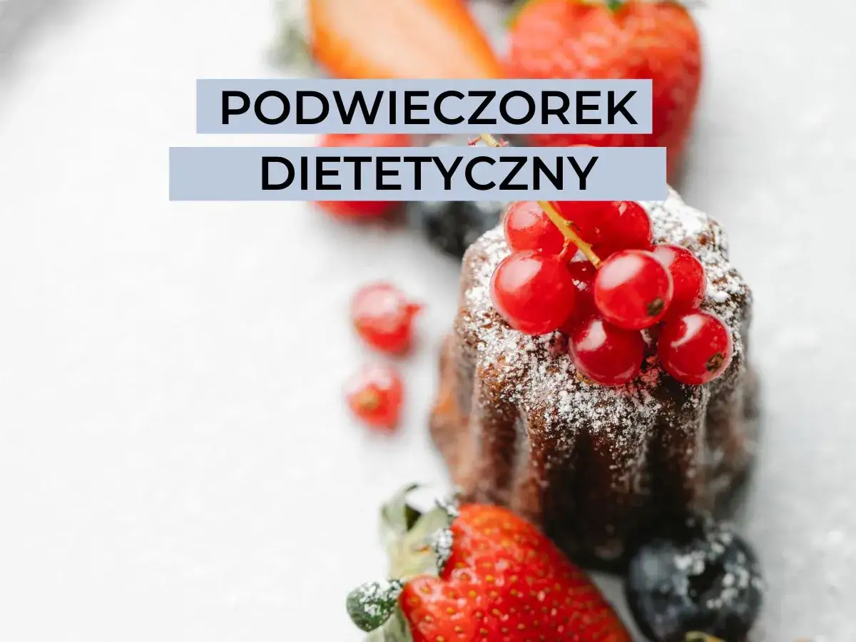 Słodki podwieczorek z owocami leśnymi i truskawkami. Idealny na zdrową przekąskę.