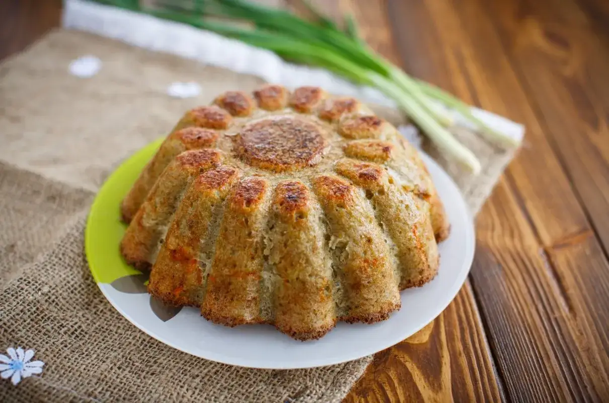 Złocista babka ziemniaczana, idealna do pieczenia. Jak długo ją piec, by była pyszna?