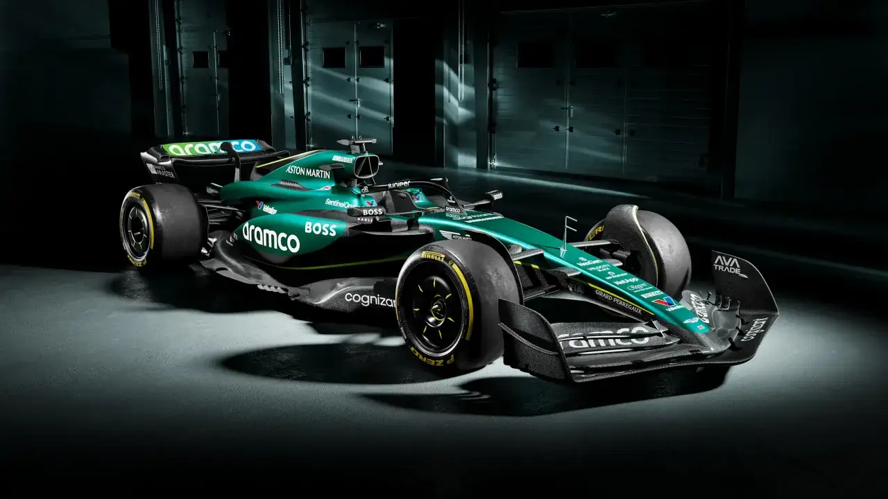 El Aston Martin AMR24, un coche de Fórmula 1 verde esmeralda, listo para la velocidad en el garaje.