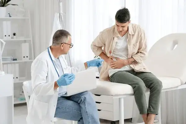 Pacjent rozmawiający z lekarzem urologiem w gabinecie