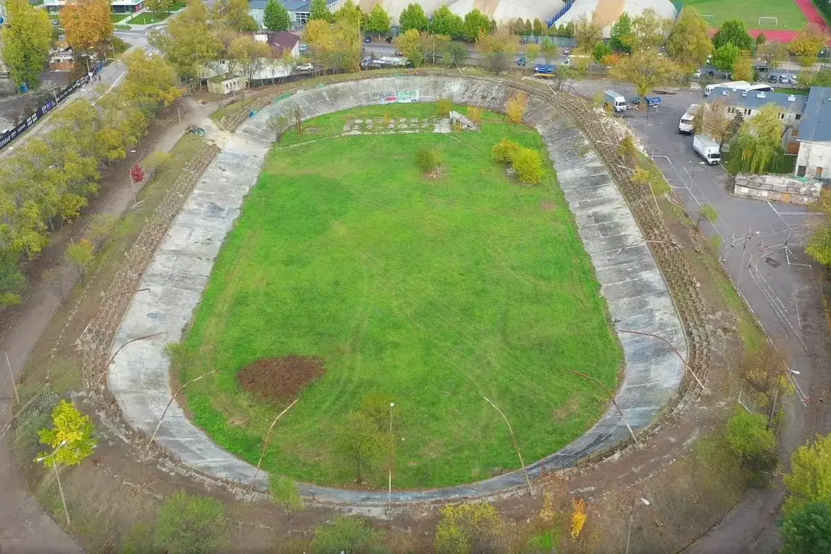 Stary welodrom co to? Betonowe trybuny i zarośnięte boisko, otoczone drzewami.