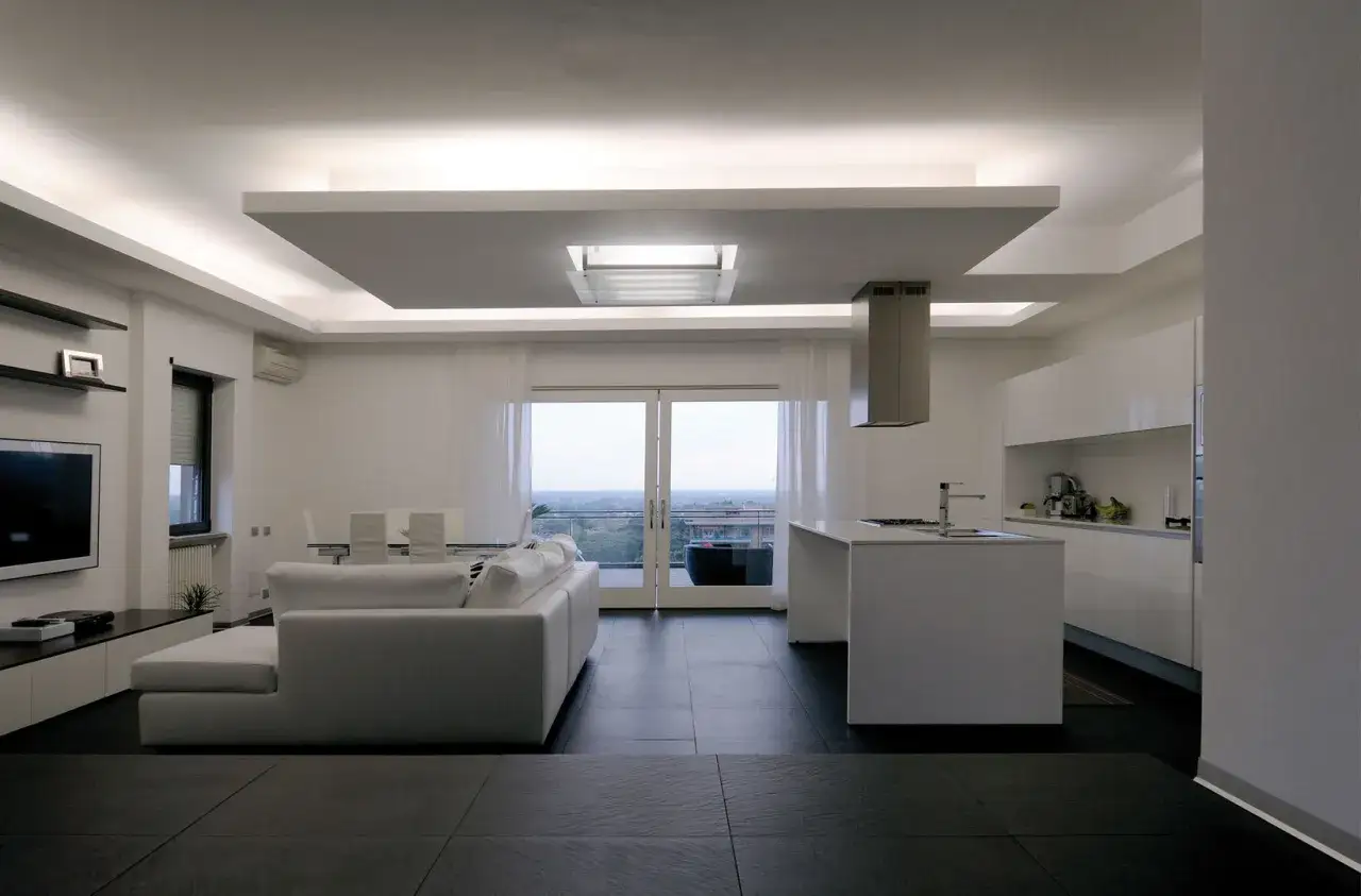 Soffitto moderno con faretti integrati, un esempio di come montare pannelli polistirolo soffitto per un design elegante.