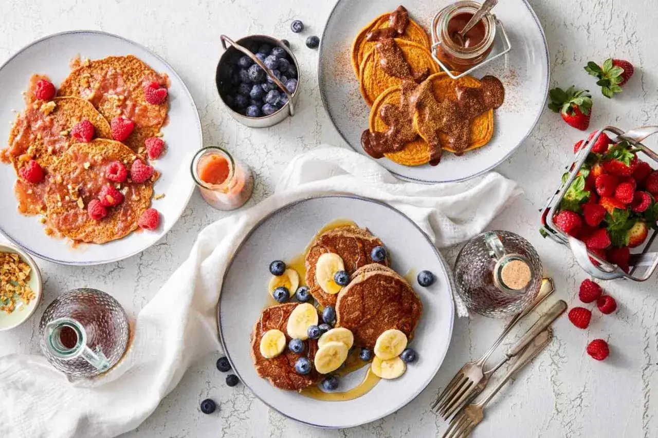 Pancake integrali con frutta fresca e sciroppo: un'idea su come farcire i pancake a dieta in modo gustoso e leggero.