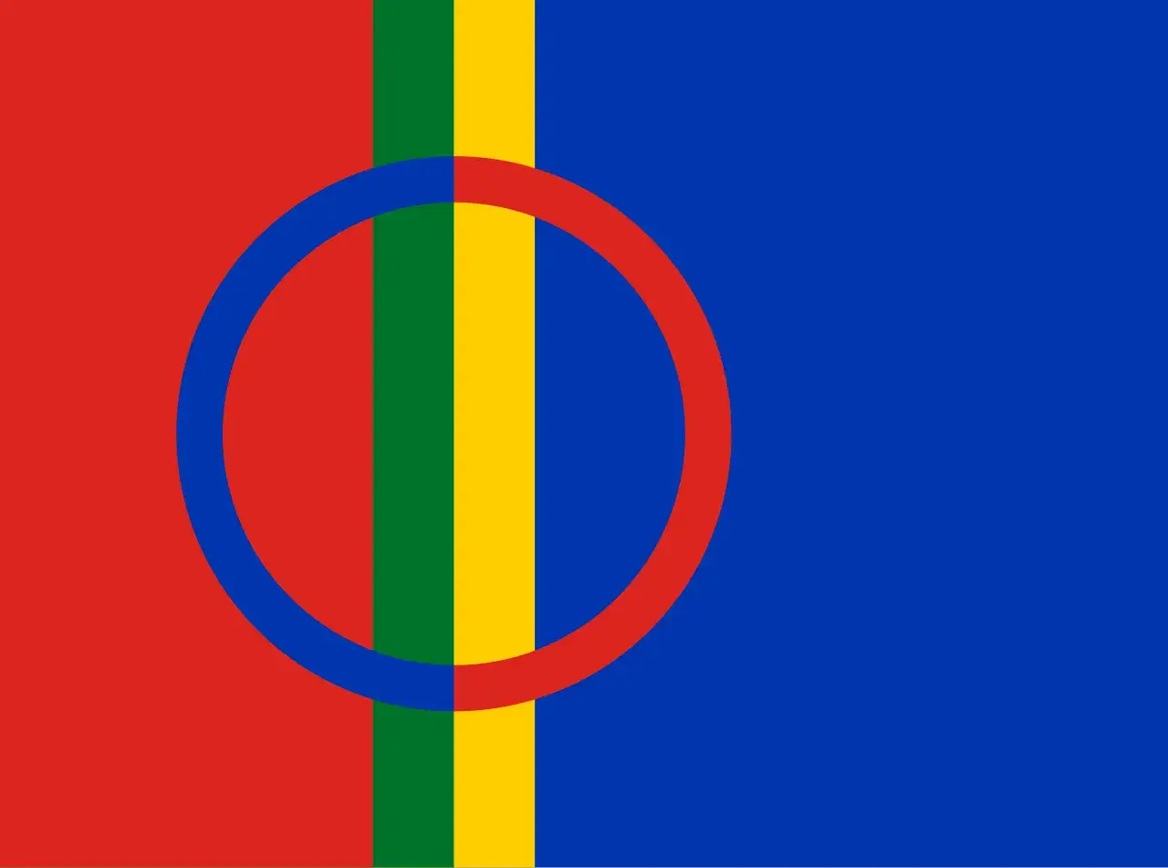 Sápmi-flaggan med sina färger rött, grönt, gult och blått, samt cirkeln som symboliserar solen och månen.