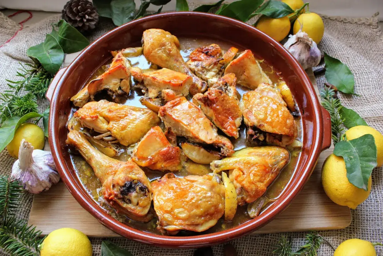 Pollo asado jugoso en cazuela de barro, con trozos dorados y rodajas de lim&oacute;n. Un delicioso pollo con tomate y hierbas arom&aacute;ticas.