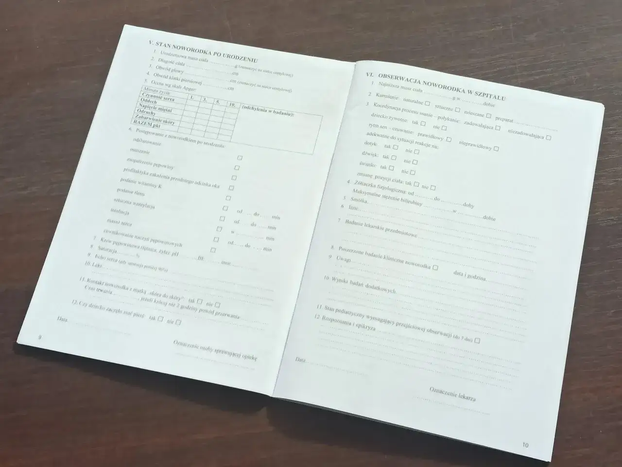Książeczka zdrowia noworodka z wpisami dotyczącymi stanu po urodzeniu i obserwacji w szpitalu.