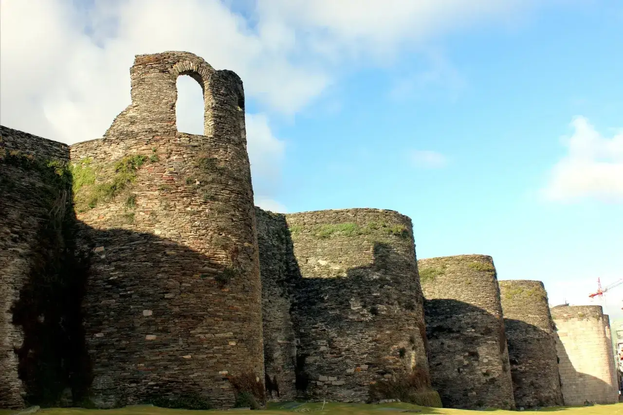 Murallas romanas de Lugo, un vestigio histórico que inspira a visitar sus museos.