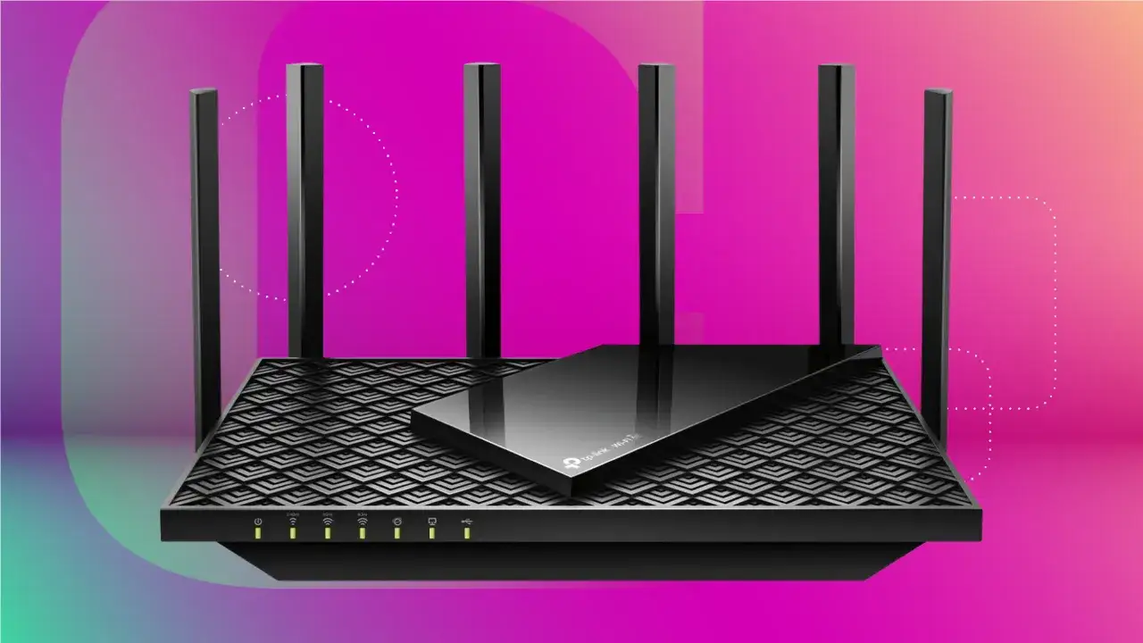 Nowoczesny router Wi-Fi z wieloma antenami, idealny do tego, jak zwiększyć prędkość internetu w domu.