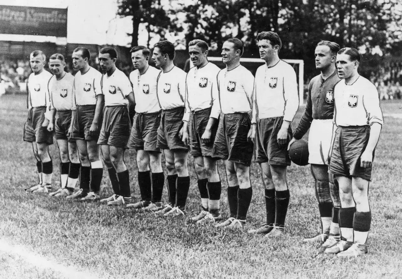 Byli piłkarze reprezentacji Polski w historycznych strojach, gotowi do meczu.