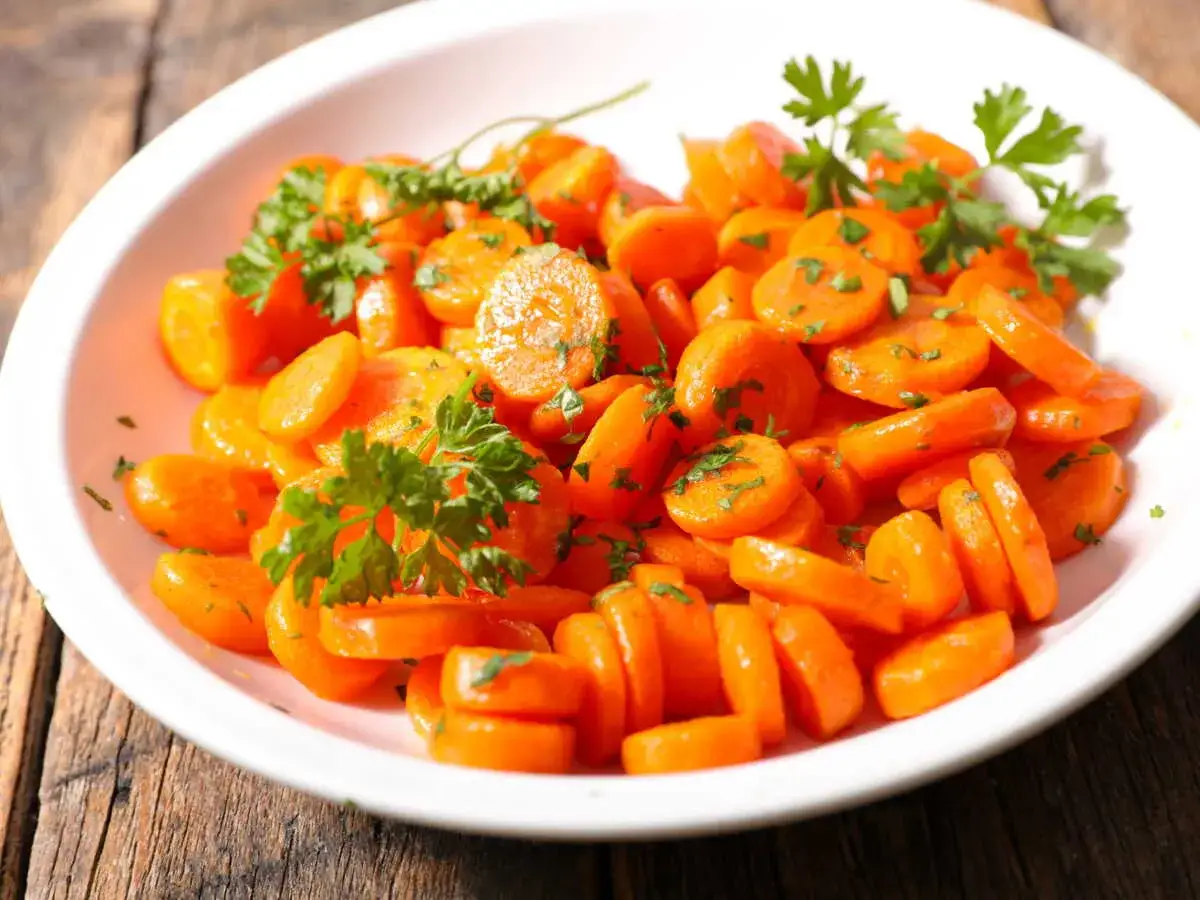 Carottes Vichy Cookeo, tendres et savoureuses, garnies de persil frais. Un délice simple et coloré.