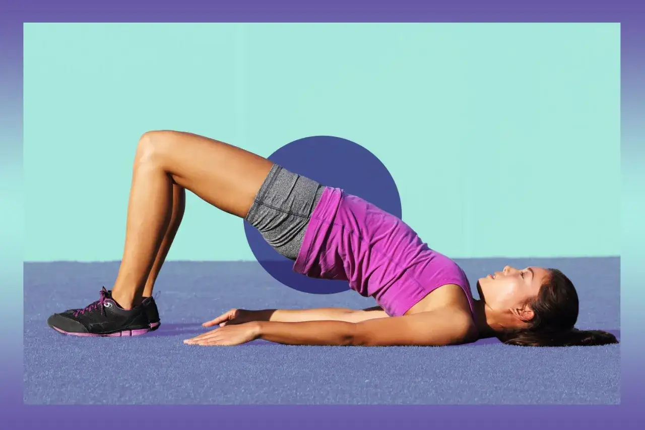 Femme faisant un pont, exercice pour le périnée. Une solution pour la fuite urinaire pendant le sport.