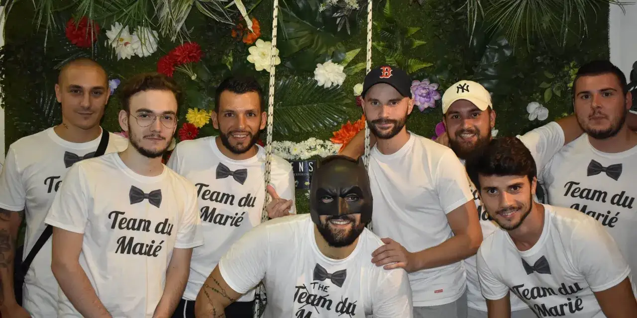 Groupe d'amis en t-shirts