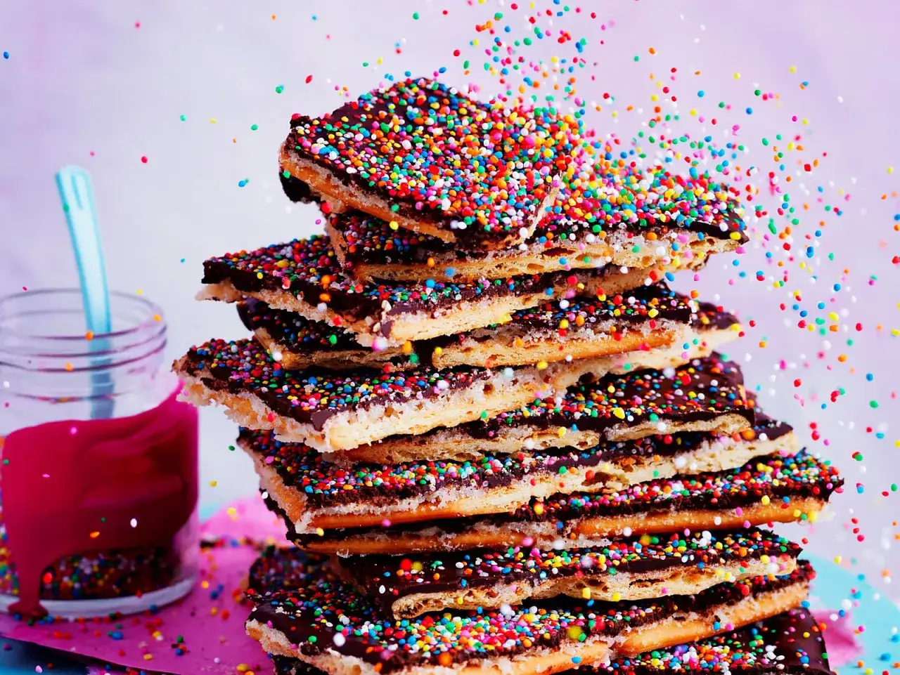 Bunter Schokoladenkuchen mit Streuseln, perfekt für ein karneval buffet kinder. Ein Fest für die Augen und den Gaumen!