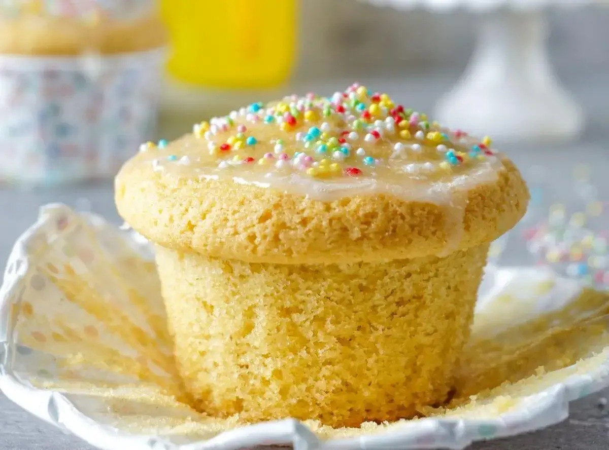 Ein leckerer Muffin mit Zuckerguss und bunten Streuseln, perfekt f&uuml;r ein Muffins Rezept Kinder.
