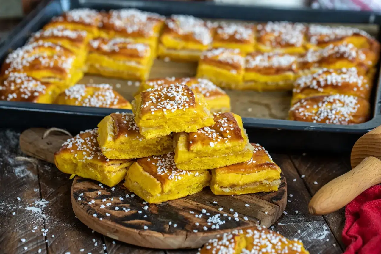 Fredriks fika: gyllene saffransbullar med mandelmassa, toppade med p&auml;rlsocker, redo att avnjutas.
