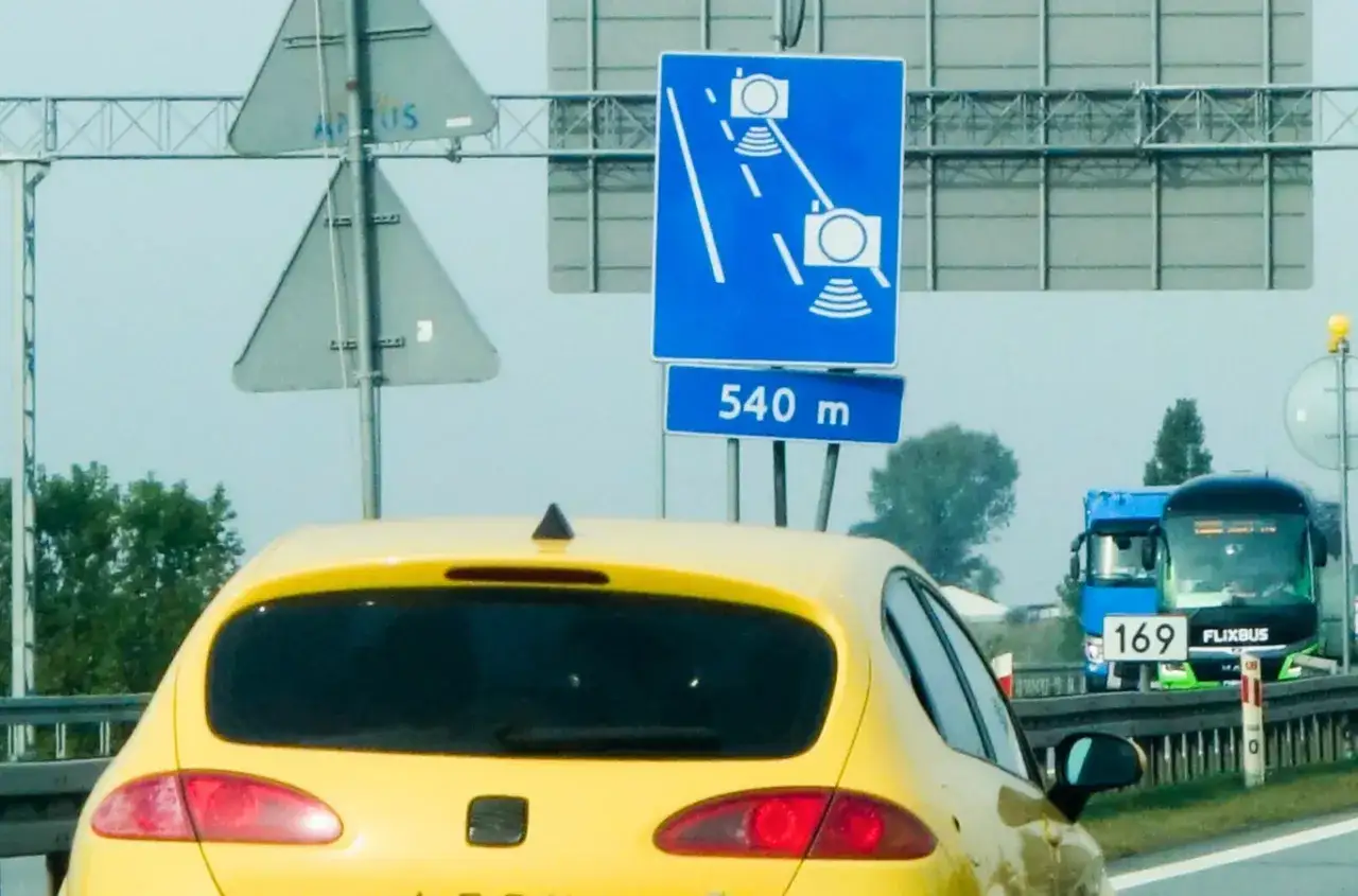 Znak informuje o zbliżającym się fotoradarze za 540 metrów.