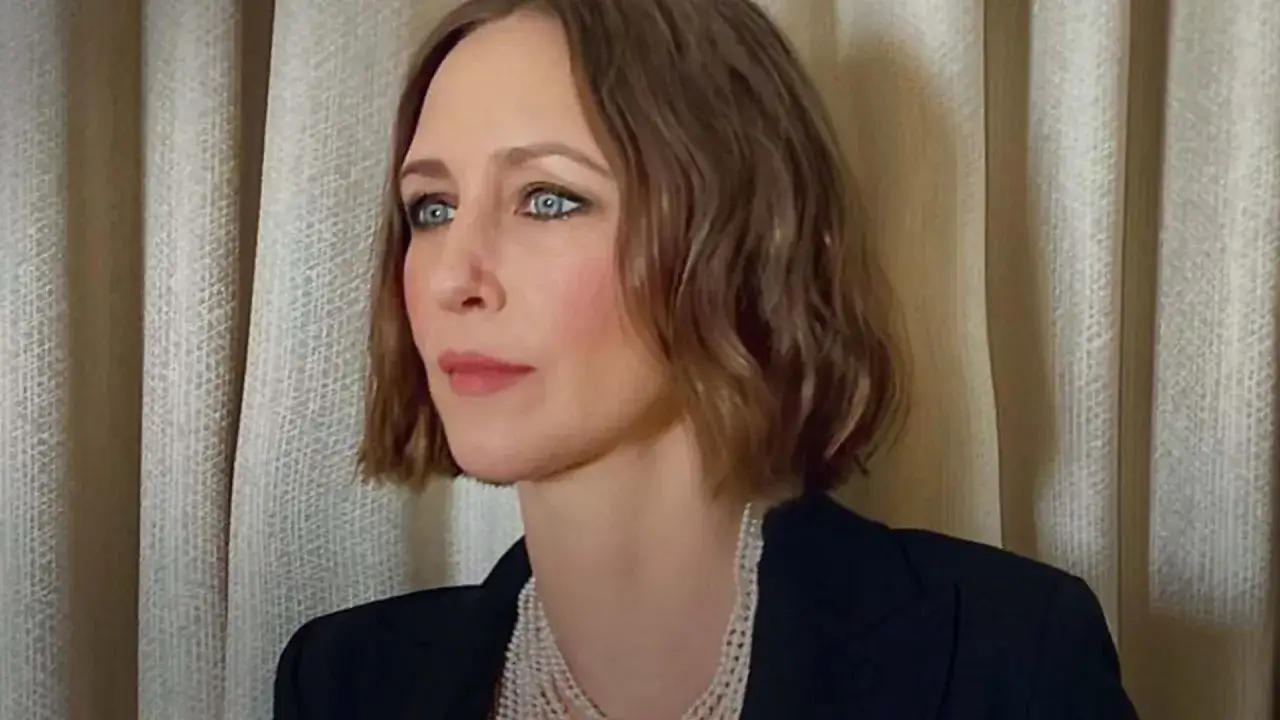 Vera Farmiga, znana z filmów, seriali i programów, w eleganckim czarnym żakiecie i perłach.