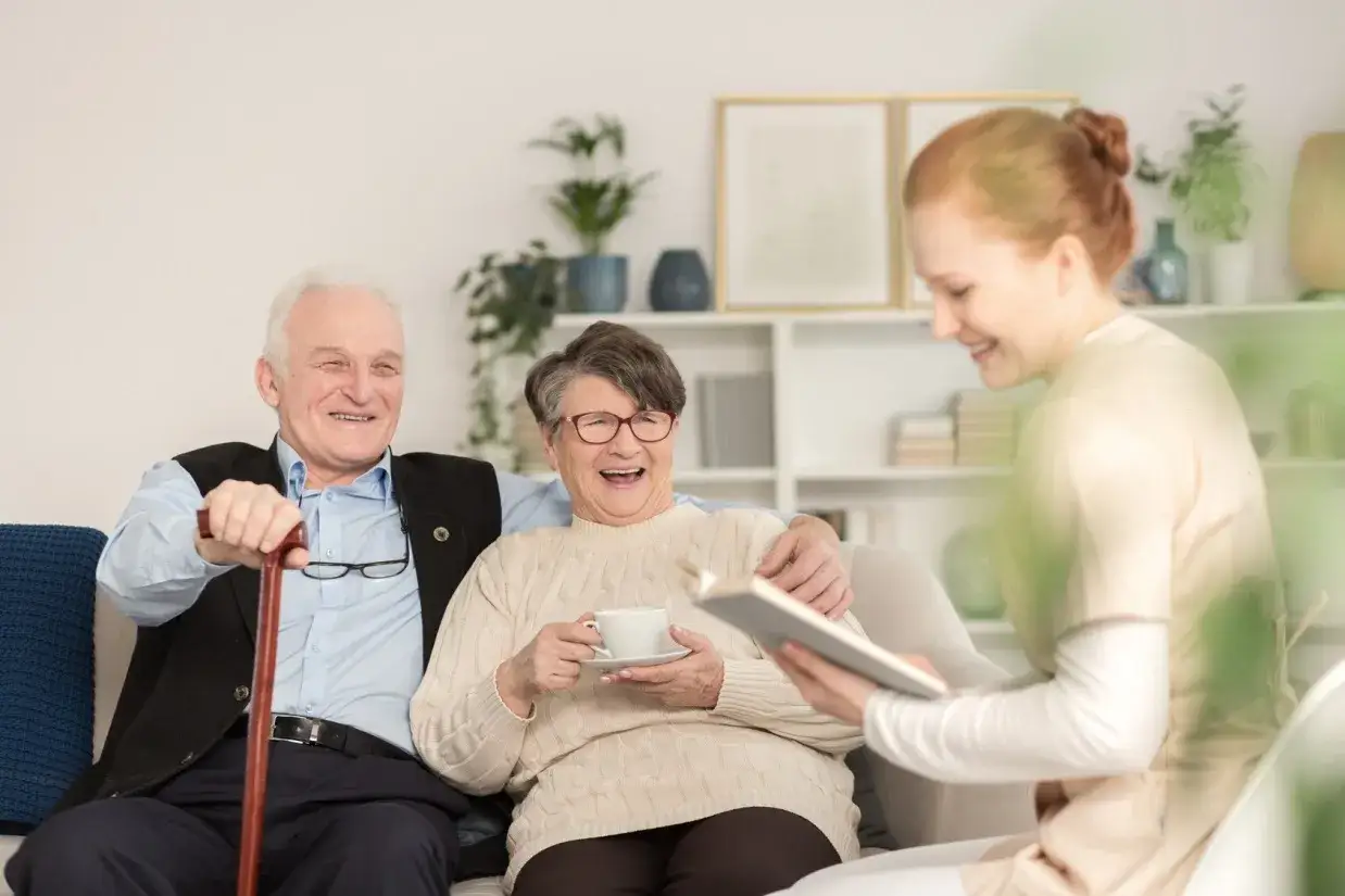 Opiekunka rozmawiająca z seniorką o jej zainteresowaniach