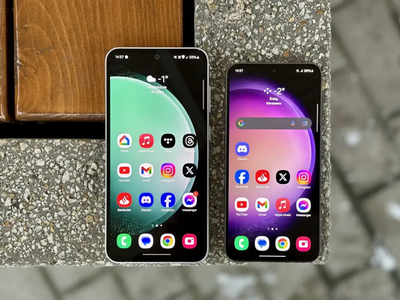 Dwa telefony Samsung, jeden większy, drugi mniejszy, z ikonami aplikacji. Zastanawiasz się, co oznacza FE w Samsungu? To skrót od