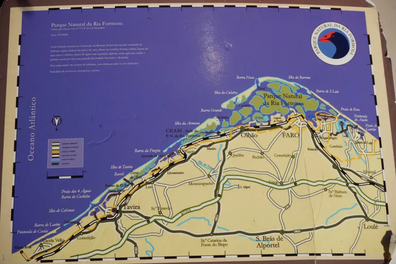 Die Karte zeigt den Naturpark Ria Formosa an der portugiesischen Küste. Faro liegt am Rande des Parks, umgeben von Lagunen und Inseln.