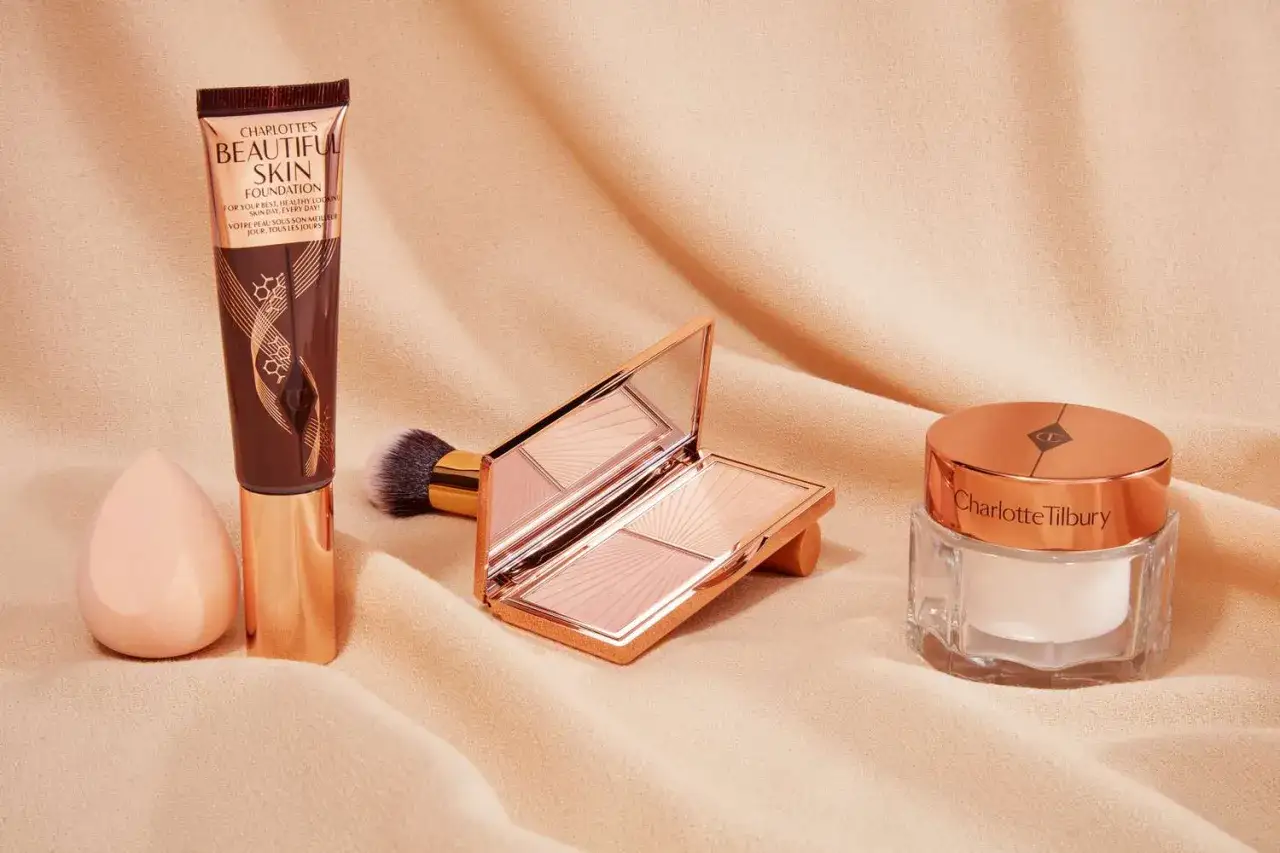 Zestaw kosmetyków Charlotte Tilbury: podkład Beautiful Skin, puder rozświetlający i krem. Idealny do codziennego makijażu.