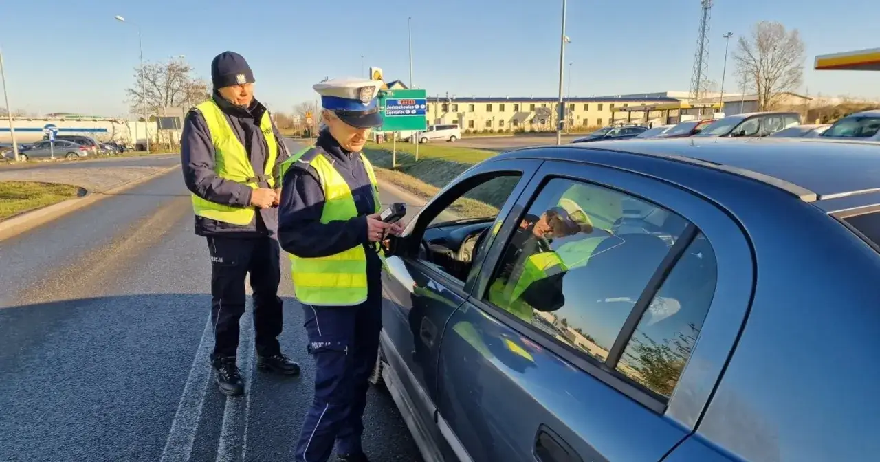 Policjanci kontrolują kierowcę. Warto znać art. 97 k.w. jak się bronić, by wiedzieć, jakie masz prawa.
