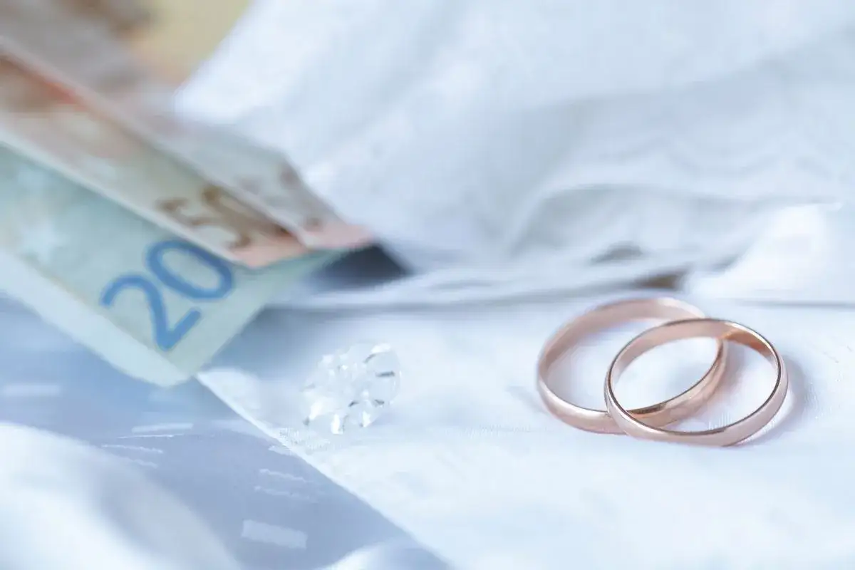 Złote obrączki, diament i banknoty euro. Rozważania o skutkach wręczenia pustej koperty lub zbyt małej kwoty, opinie i etyka.