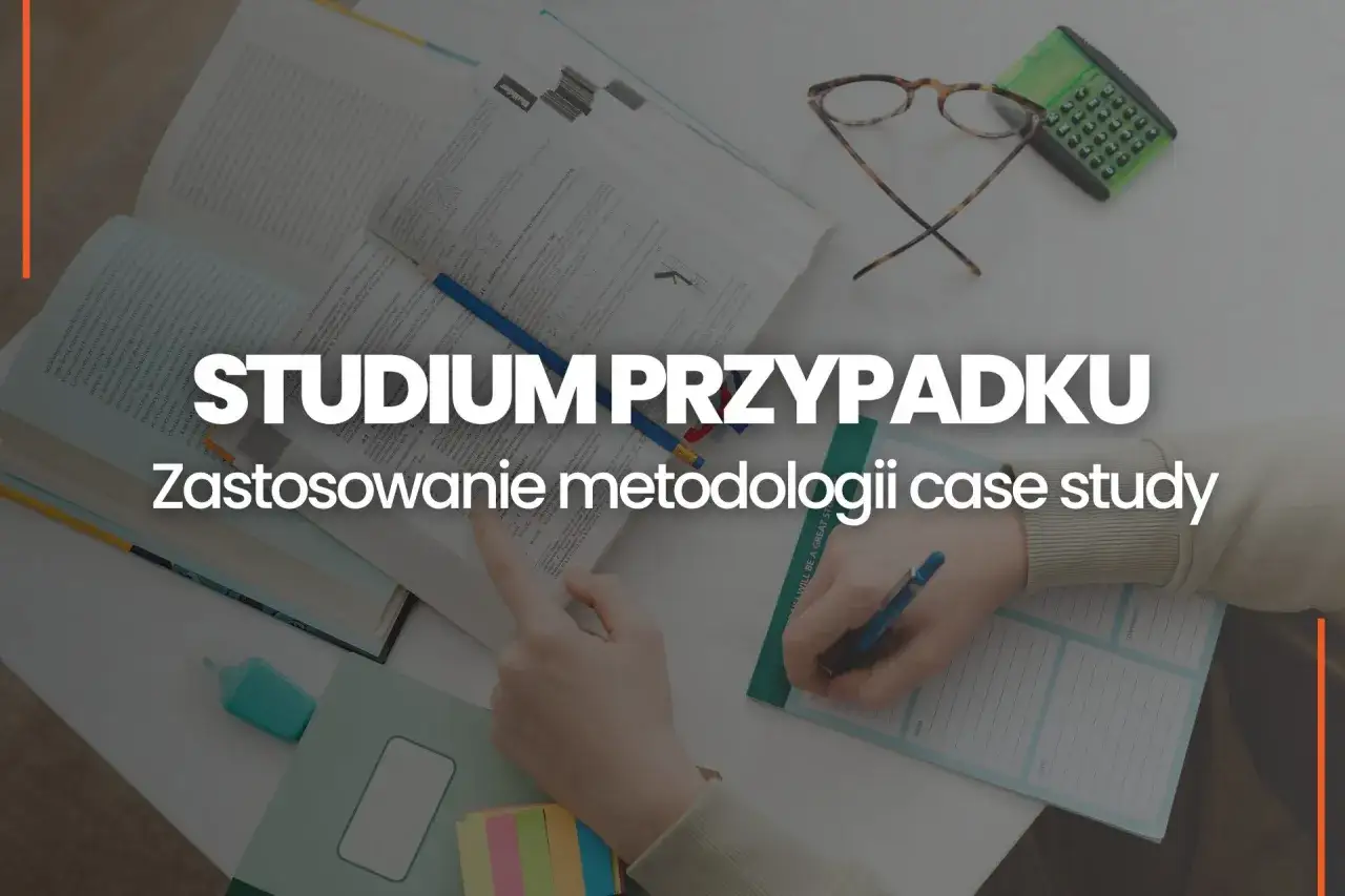 Studium przypadku: analiza zastosowania metodologii case study w praktyce. Na stole książki, notatnik, okulary i kalkulator.