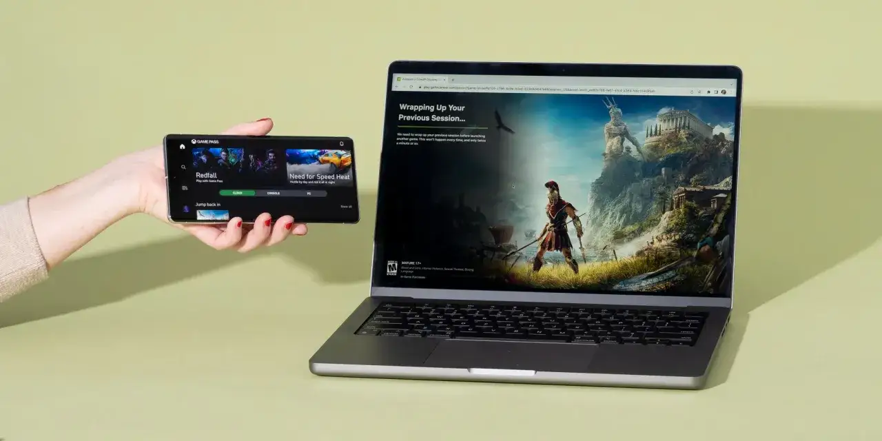 Gra na telefonie i laptopie z wykorzystaniem GeForce Now. Na ekranie telefonu widać gry z Game Pass, a na laptopie Assassin's Creed Odyssey.