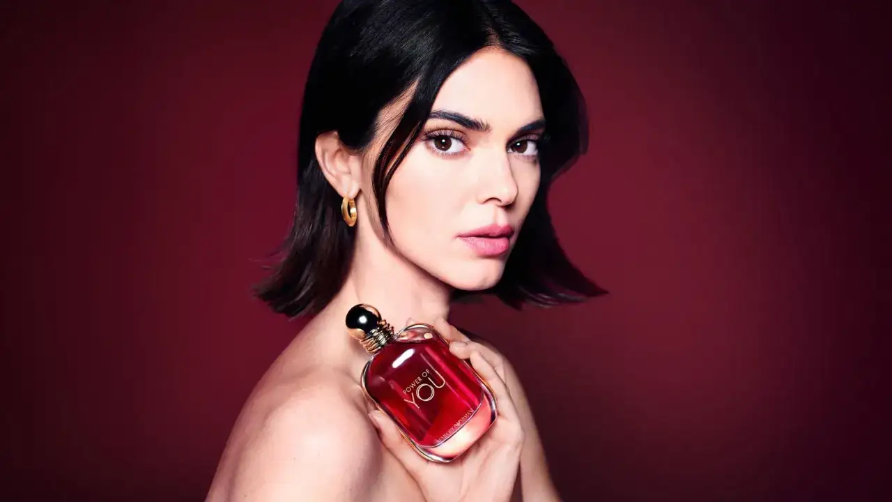 Kobieta i mężczyzna w różnych stylizacjach: eleganckiej wieczorowej i casualowej dziennej, z flakonami perfum
