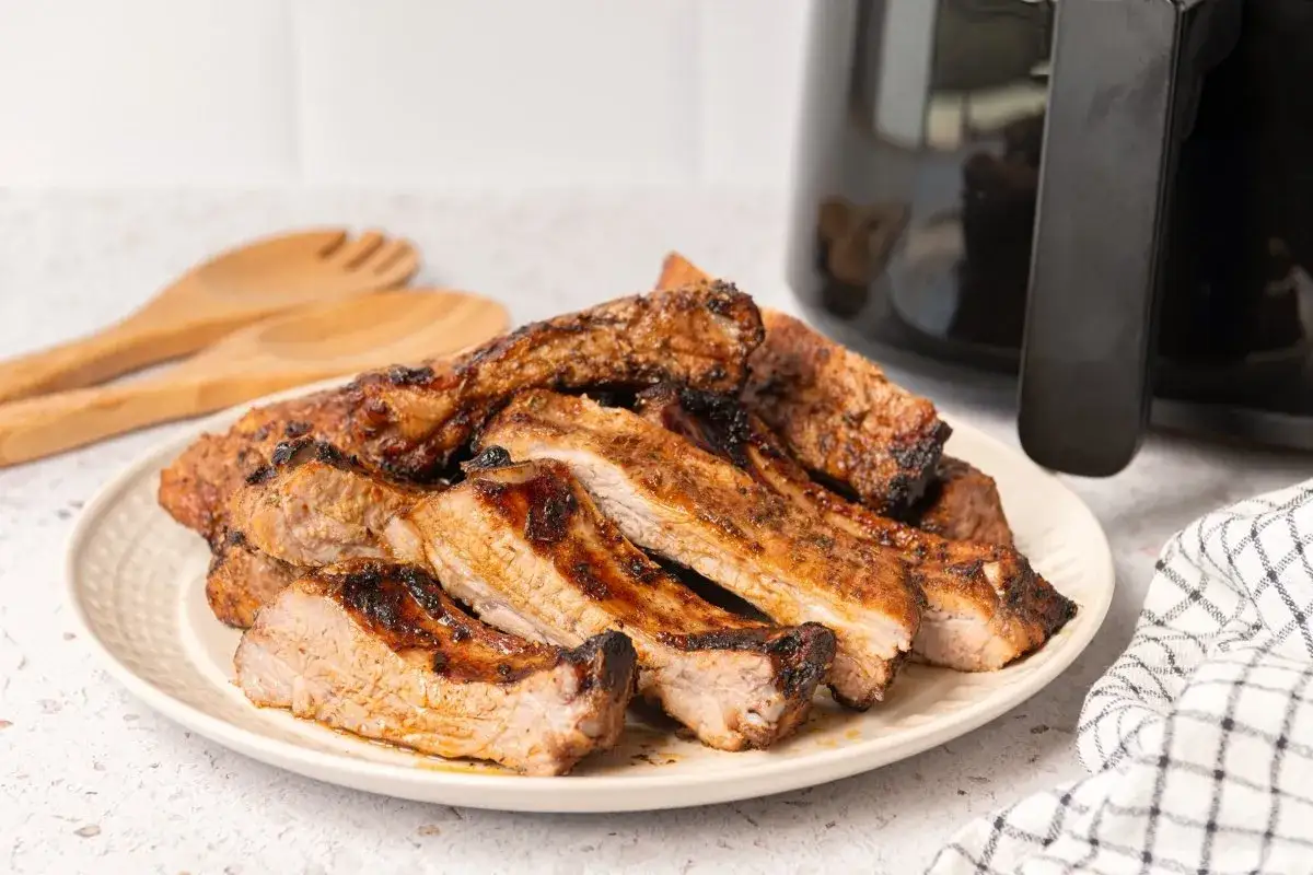 Costillas jugosas y doradas, recién salidas de la freidora de aire. Perfectas para disfrutar en cualquier momento.