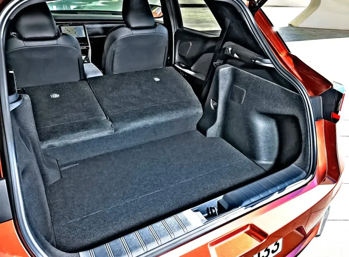 Praktyczny bagażnik Lexusa LBX, idealny na zakupy czy bagaże. Wiele osób chwali go w lexus lbx opinie.