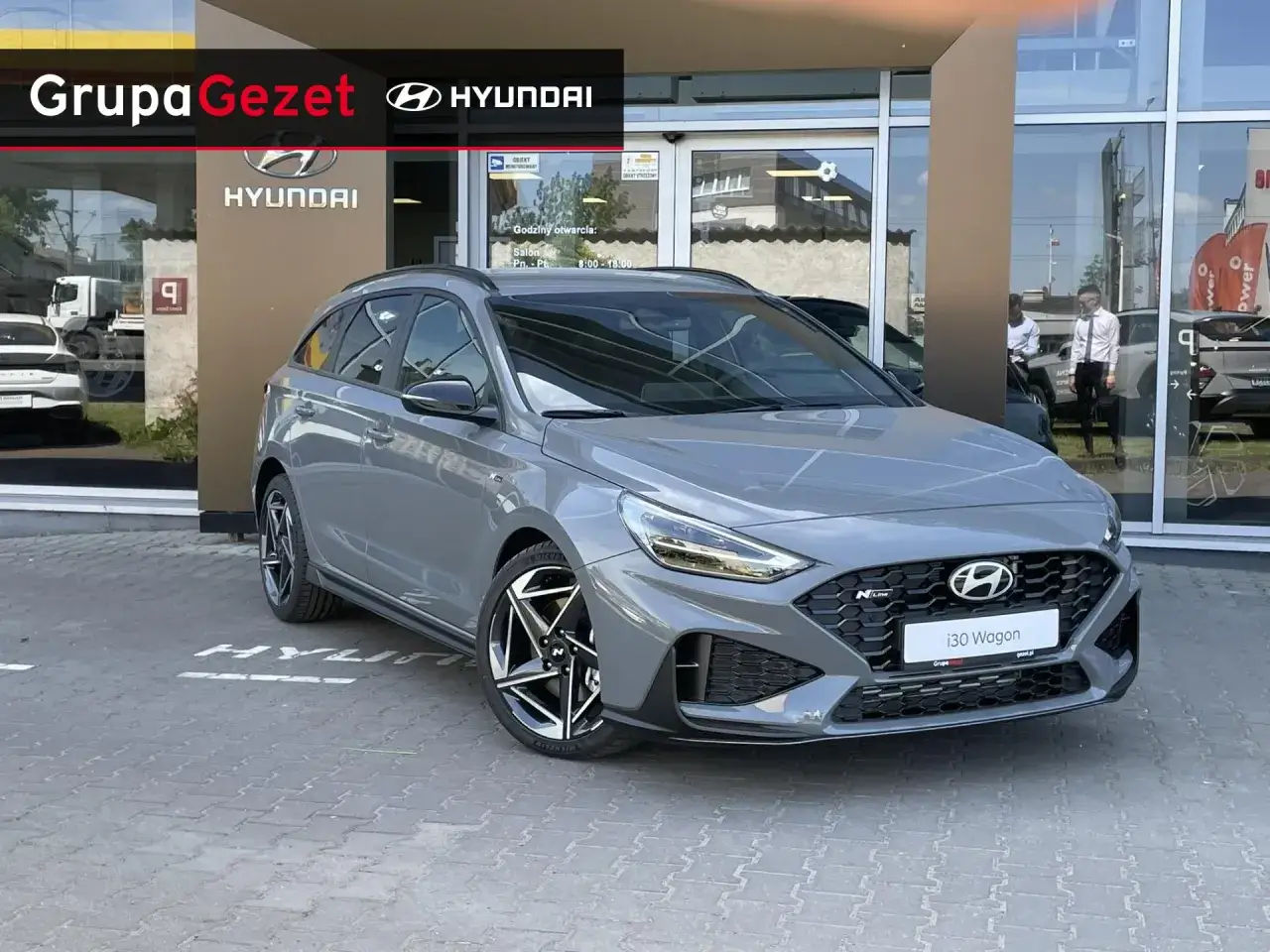 Szary Hyundai i30 Wagon N Line przed salonem. Sprawdź aktualną cenę nowego Hyundai i30!