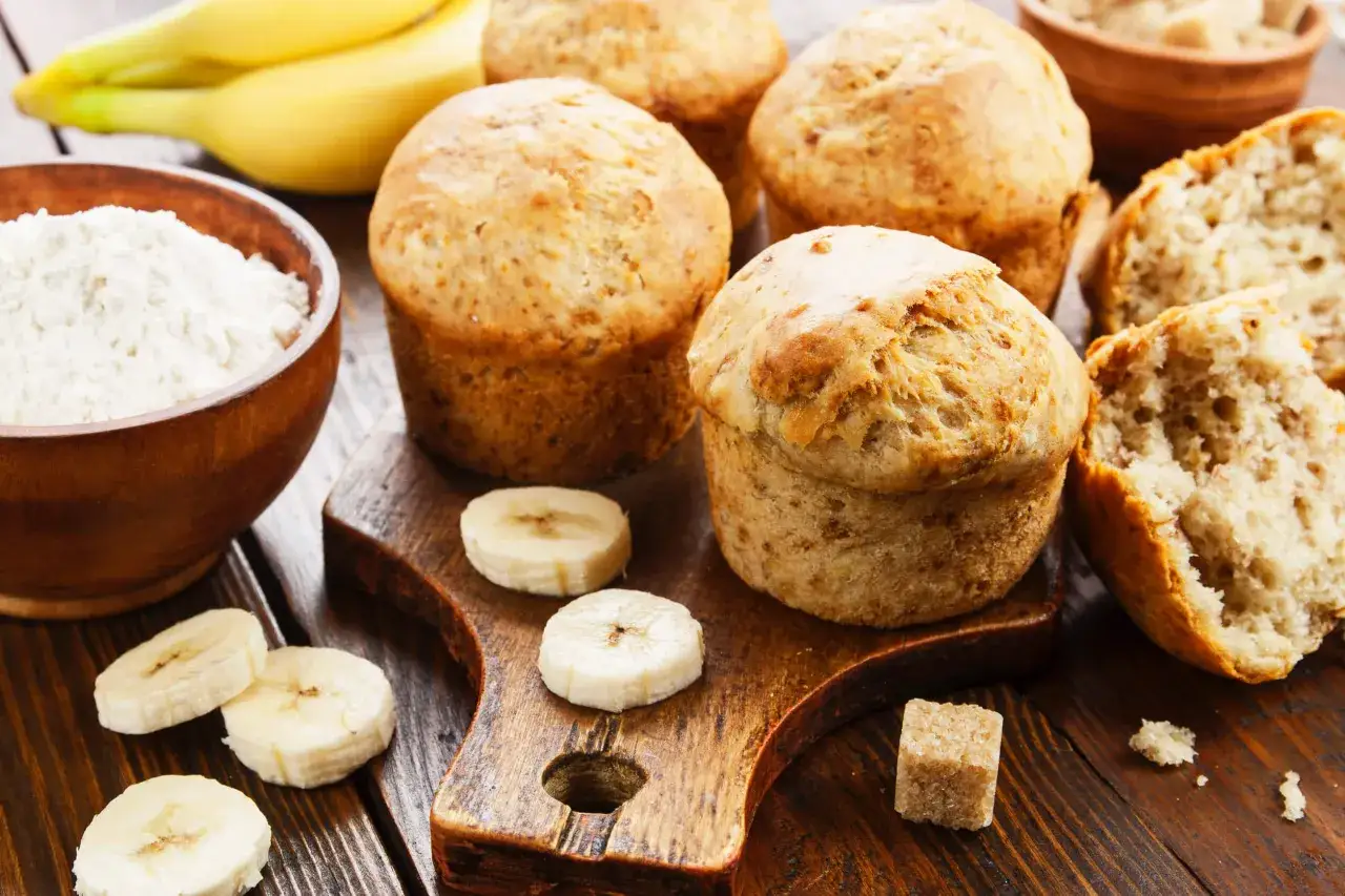 Muffins saludables de pl&aacute;tano, con ingredientes como harina, pl&aacute;tano y az&uacute;car moreno, listos para disfrutar.