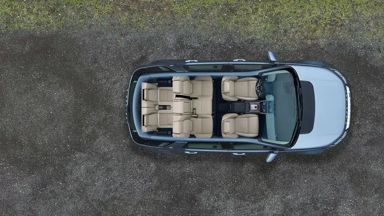 Widok z góry na wnętrze Land Rover Discovery 5 z jasnymi, skórzanymi siedzeniami ustawionymi w konfiguracji 7-miejscowej.
